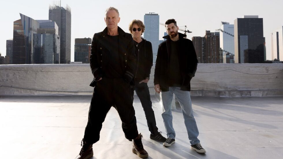Sting, accompagné de Dominic Miller et Chris Maas.
